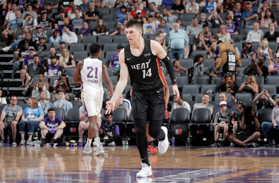 詹眉身边必 詹眉身边必