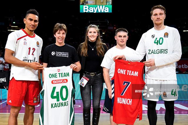 转身缩肩 转身缩肩